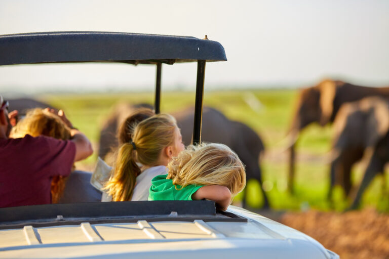 jeunes enfants en safari en Tanzanie à Amboseli National Park