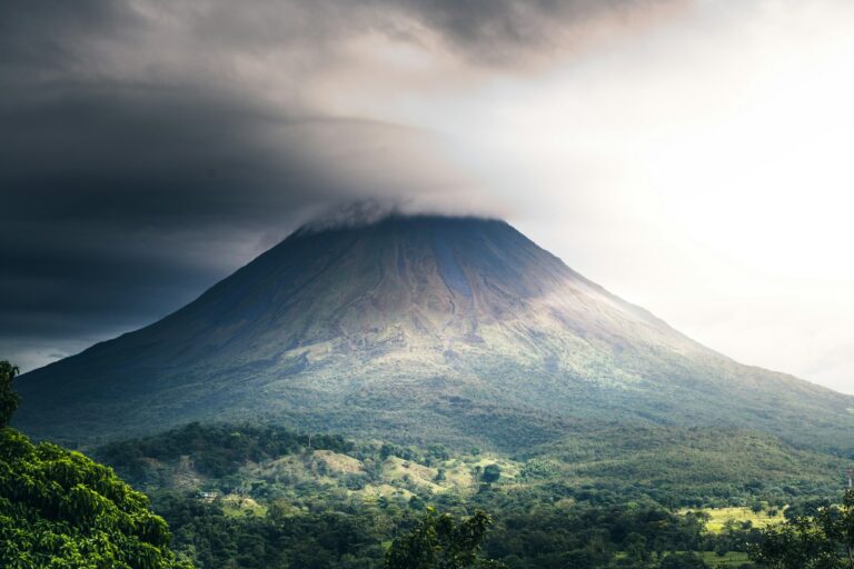 Photo du cône du volcan Arenal dans la brume au Costa Rica avec Vie Sauvage